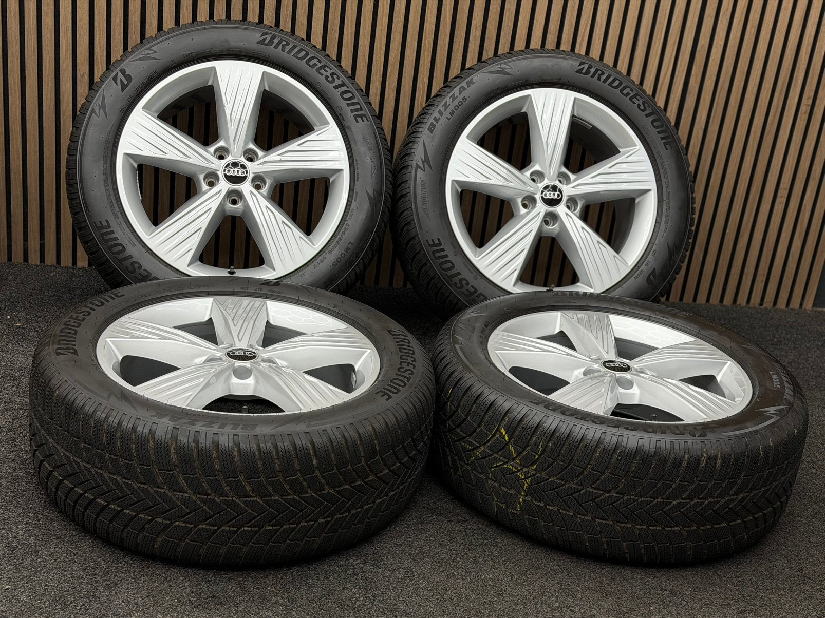WINTER! Originele 19 inch Q4 E-Tron 5x112 Bridgestone AO BTW, Auto-onderdelen, 19 inch, ., Banden en Velgen, 235 mm