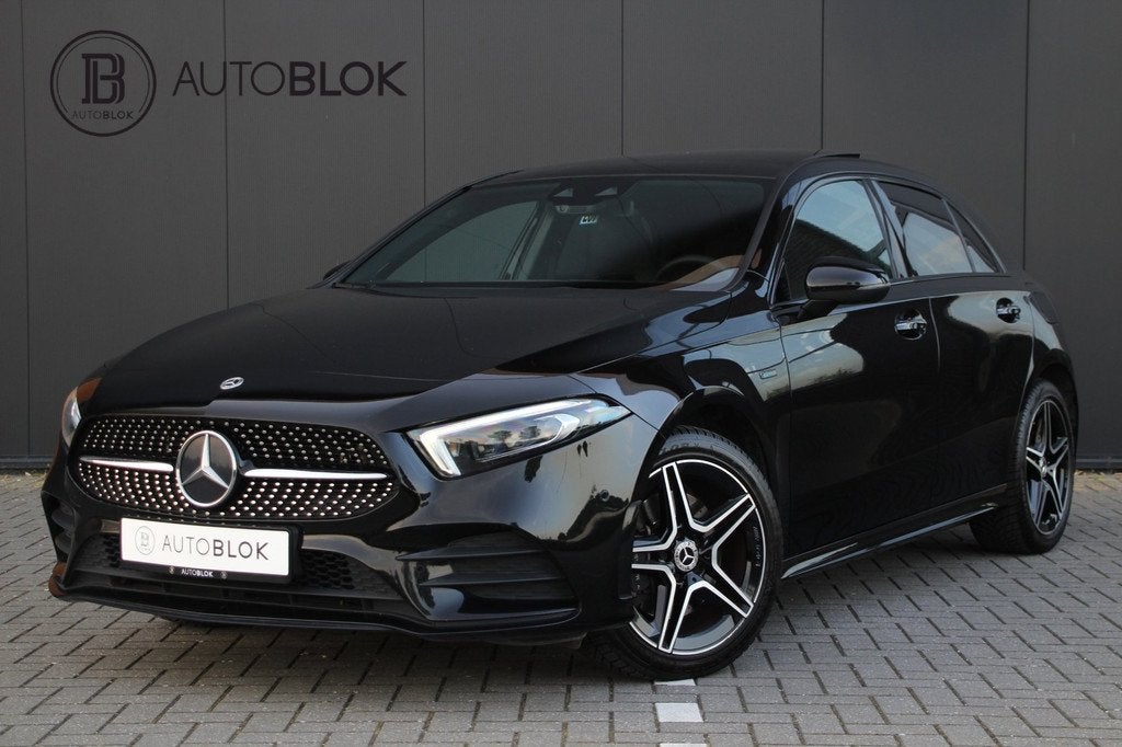 Mercedes-Benz A-klasse 250 e AMG | Panoramadak | Stoelverwar, Auto's, Mercedes-Benz, Gebruikt, Zwart, 4 cilinders, 15 kWh