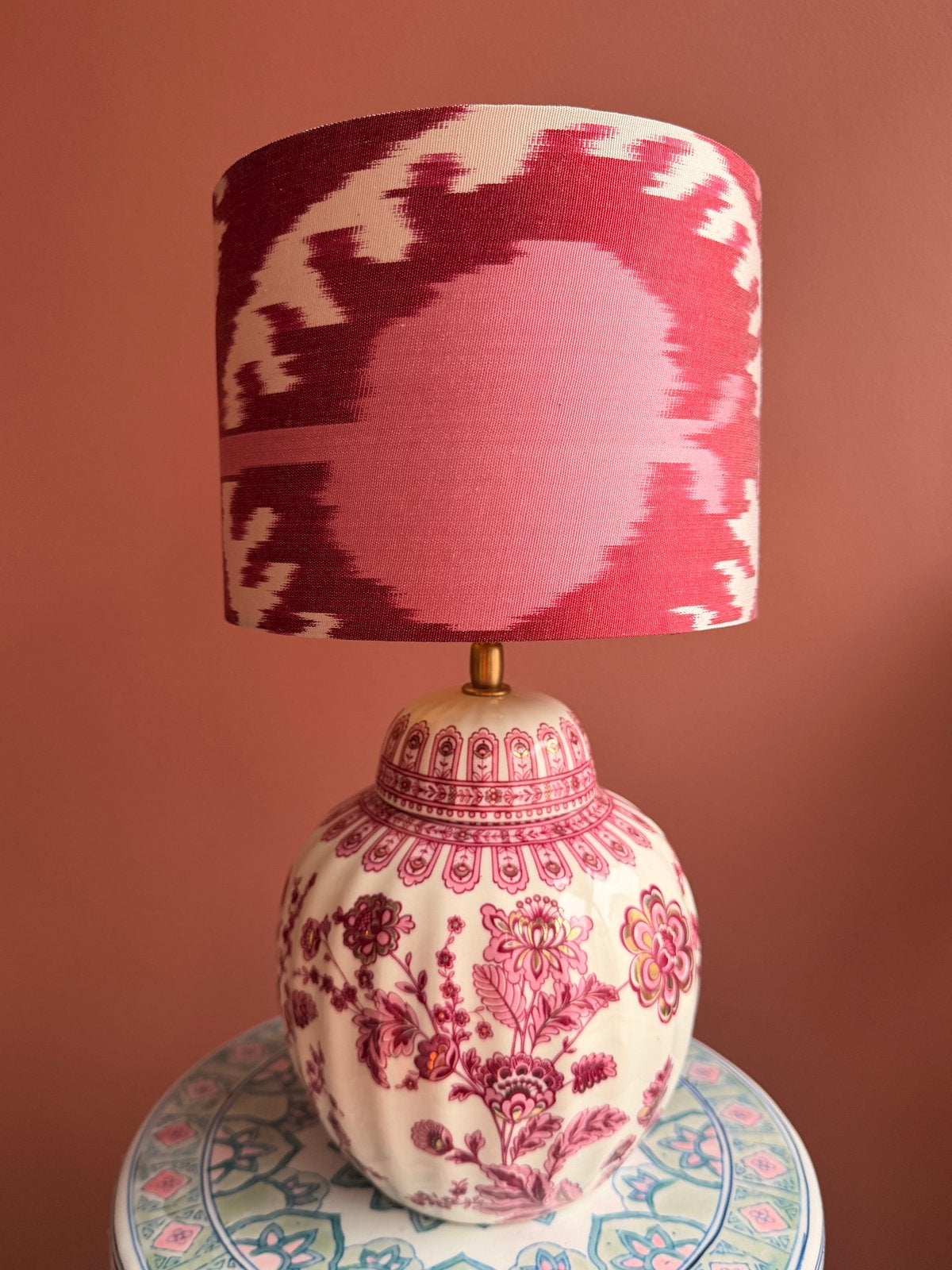 Roze witte ribbelvaas-lamp met ikat zijden lampenkap dia 20, Vintage, Nieuw, Sfeerlamp, Roze