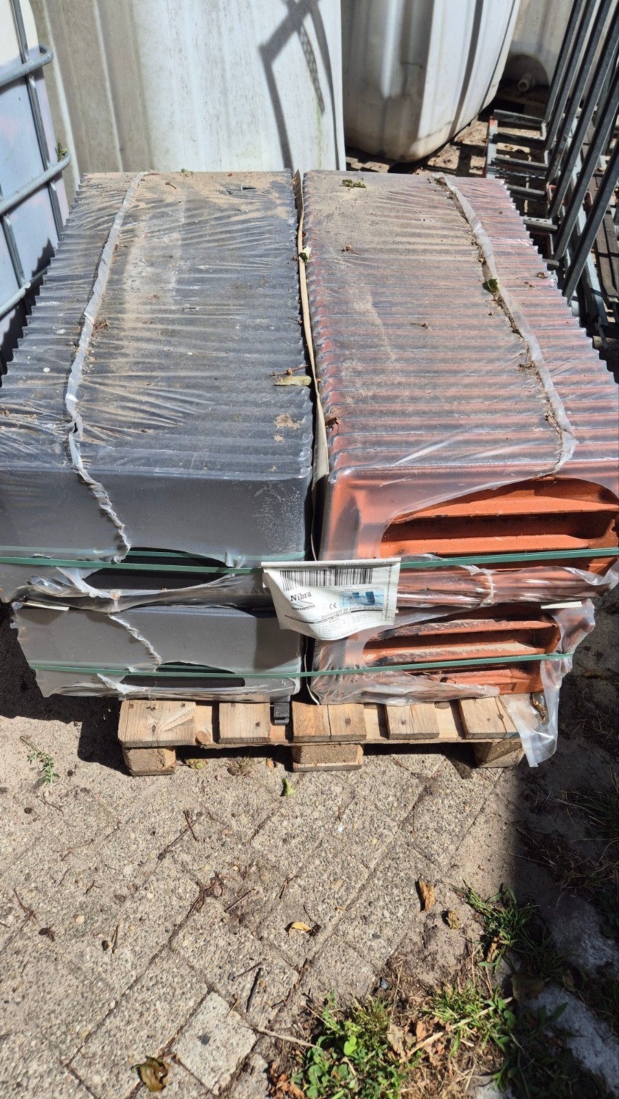 Nieuwe NIBRA dakpannen - mat zwart - 120 stuks, Doe-het-zelf en Verbouw, Dakpannen en Dakbedekking, Ophalen, Steen of Klei, Zwart