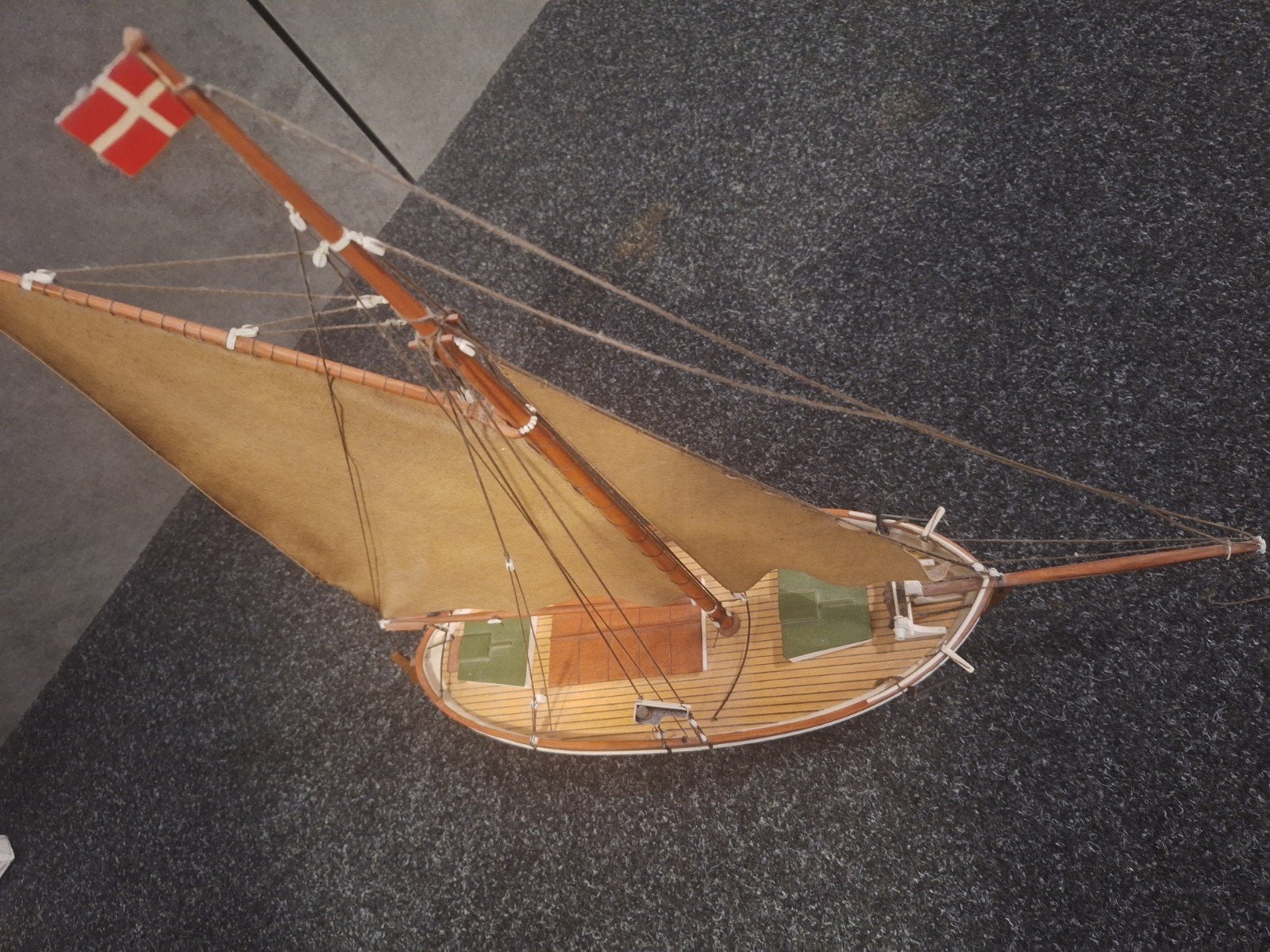 houten scheepsmodel met zeilen en Deense vlag, Ophalen, Zo goed als nieuw, Groter dan 1:32, Overige merken