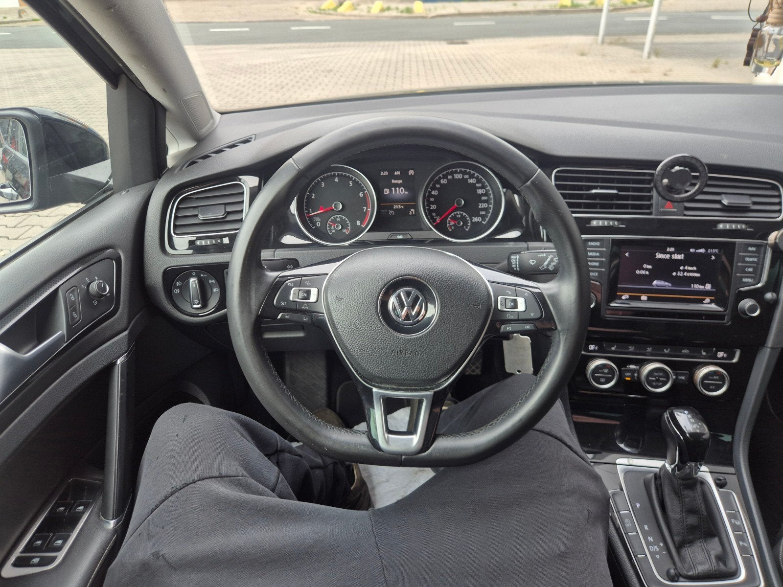Foto 19 van Volkswagen Golf 1.2 TSI 77KW 5D DSG 2014 Zwart
