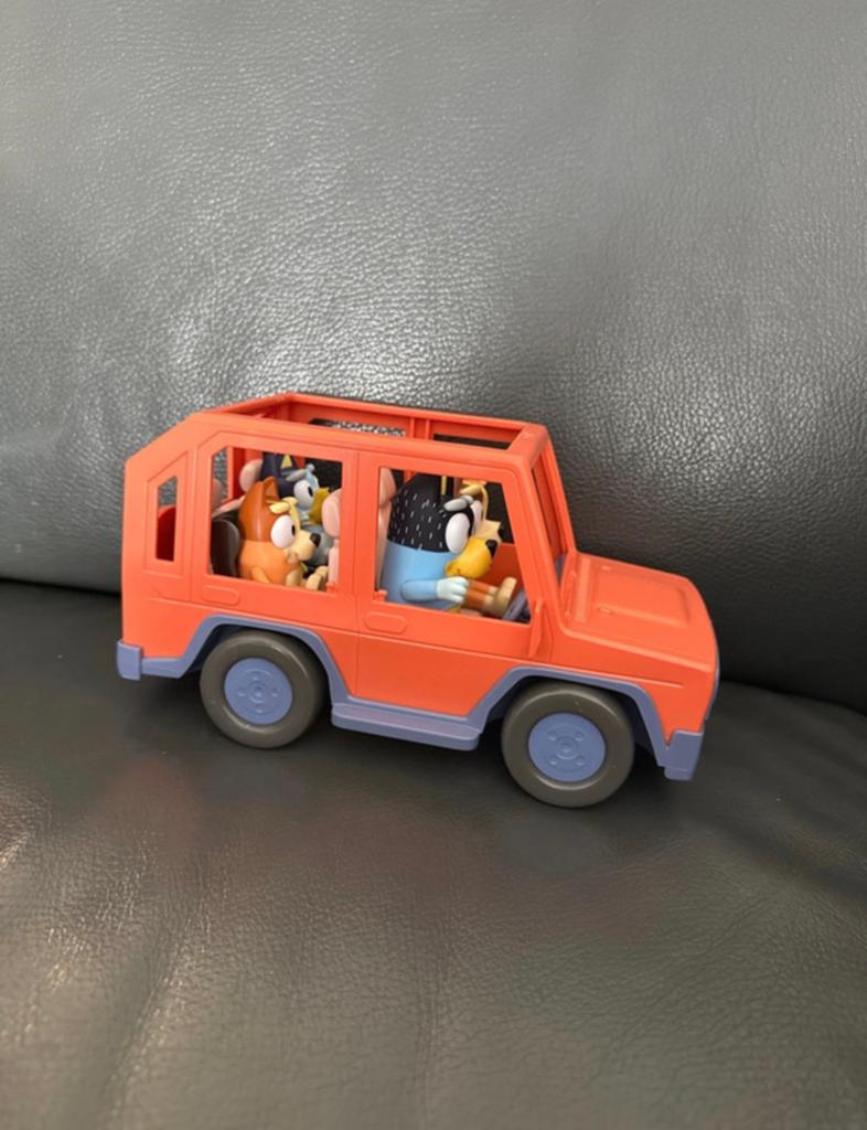 Bluey Speelgoedauto met Figuren - Zo goed als nieuw, Kinderen en Baby's, Speelgoed | Speelgoedvoertuigen, Ophalen, Zo goed als nieuw