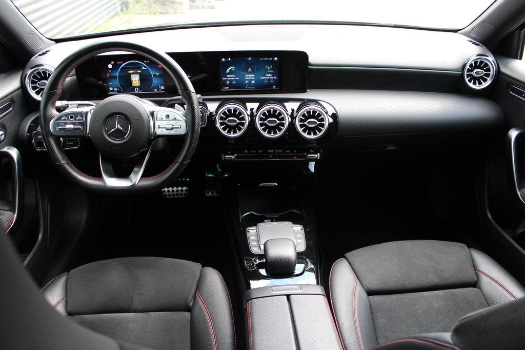 Mercedes-Benz A-klasse 180 | AMG | Memory seat | Camera | Mu, Auto's, Mercedes-Benz, 136 pk, Gebruikt, 4 cilinders, Zwart