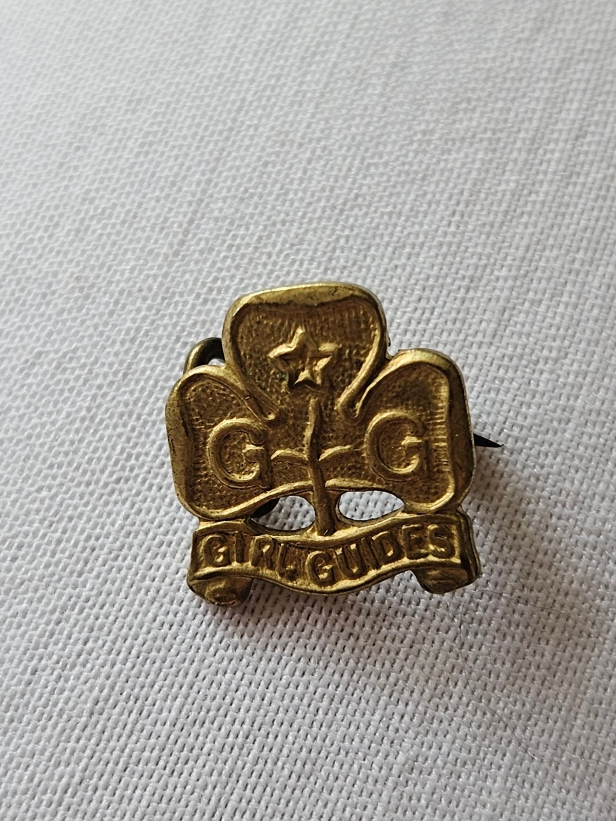 scouting Girl Guides speldje - Goudkleurig, Ophalen of Verzenden, Gebruikt, Overige onderwerpen, Speldje of Pin