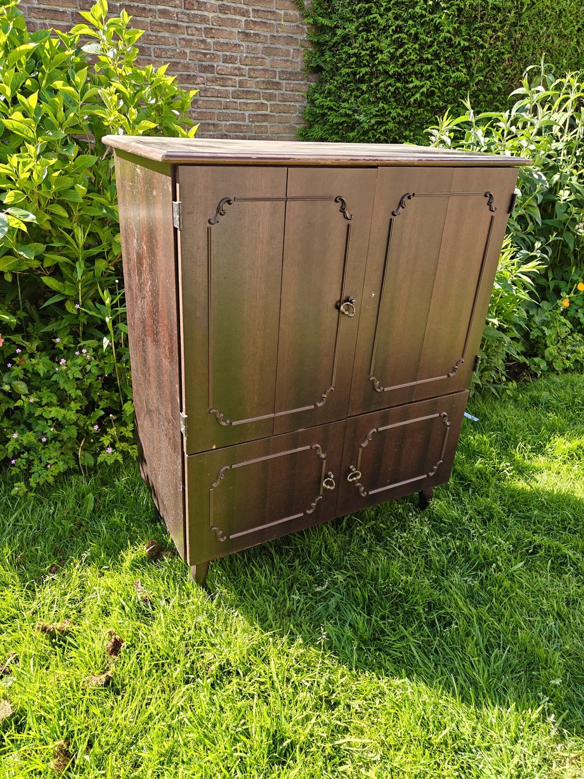 Vintage houten kastje met twee deuren en planken teab, Ophalen