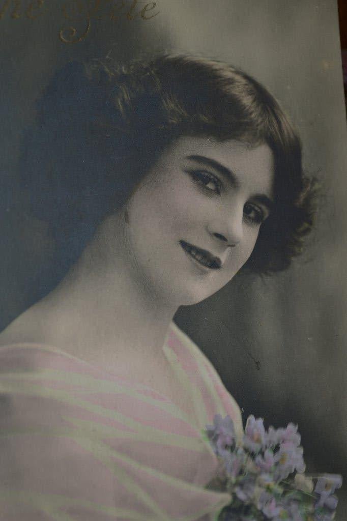 frankrijk 1910 portret meisje lila seringen, Ophalen of Verzenden, Voor 1920, Gelopen, Sterren en Beroemdheden