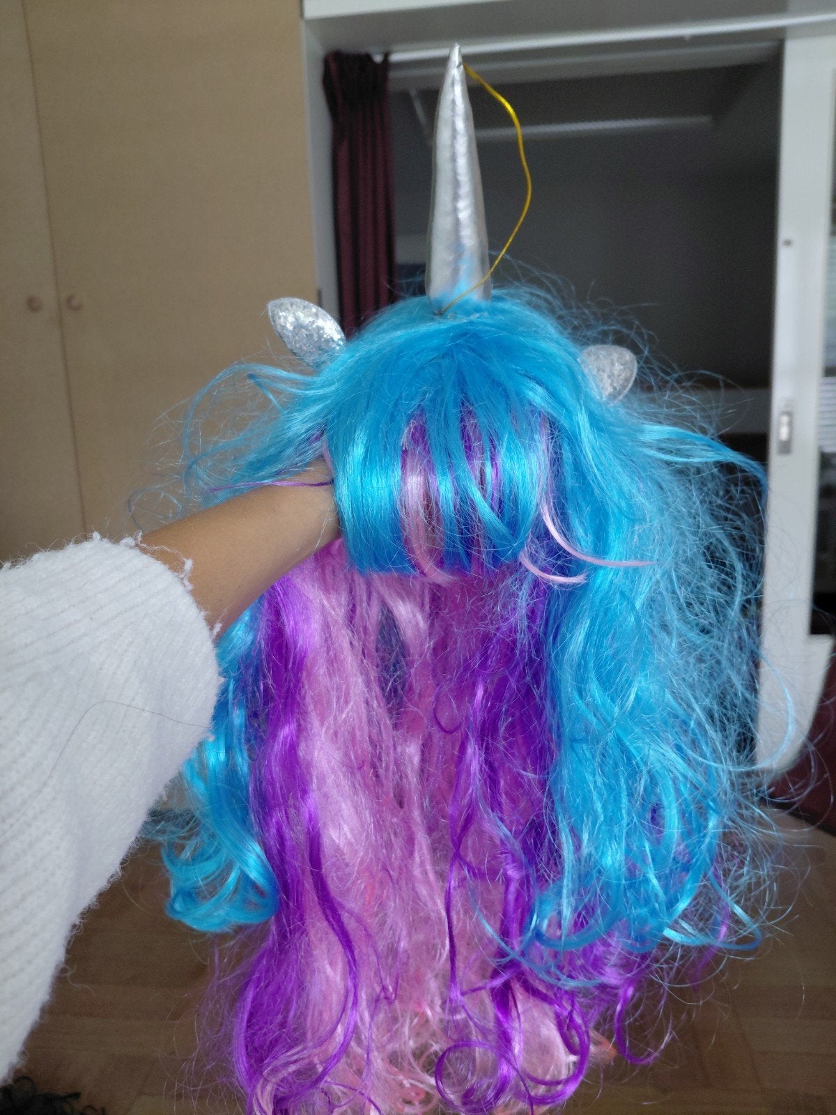 Eenhoorn pruik met hoorn en oren - Blauw, Roze, Paars, Ophalen of Verzenden, Zo goed als nieuw, Accessoires