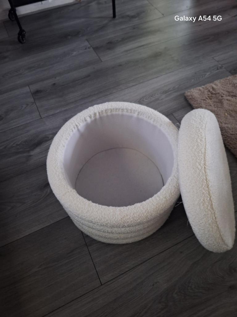 Bouclé poef van Karwei - Crème/Wit, Huis en Inrichting, Banken | Voetenbanken en Poefen, Minder dan 50 cm, Modern, Bouclé, Rond