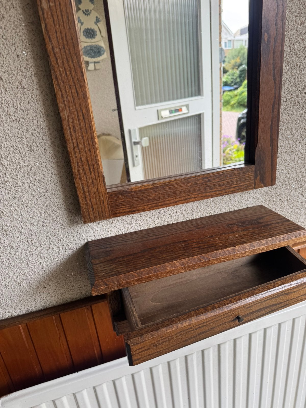 Vintage spiegel met houten lijst en klein kastje eronder, Antiek en Kunst, Ophalen of Verzenden, Rechthoekig, Minder dan 50 cm