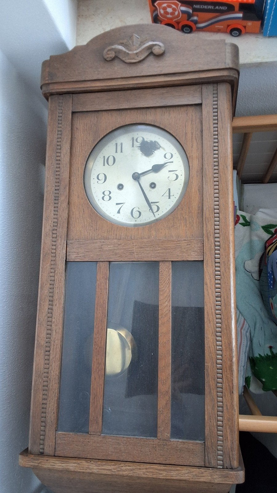 Antieke houten hangklok met slinger, Ophalen