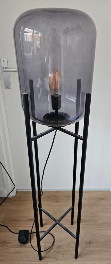 Vloerlamp Juno Karwei - Modern design met glazen kap, Huis en Inrichting, Lampen | Vloerlampen, 100 tot 150 cm, Ophalen of Verzenden