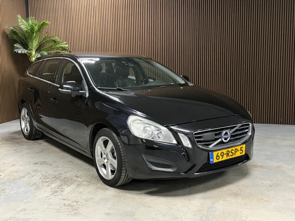 Volvo V60 1.6 T4 Momentum (bj 2011, automaat), 4 cilinders, Zwart, Origineel Nederlands, 1600 kg