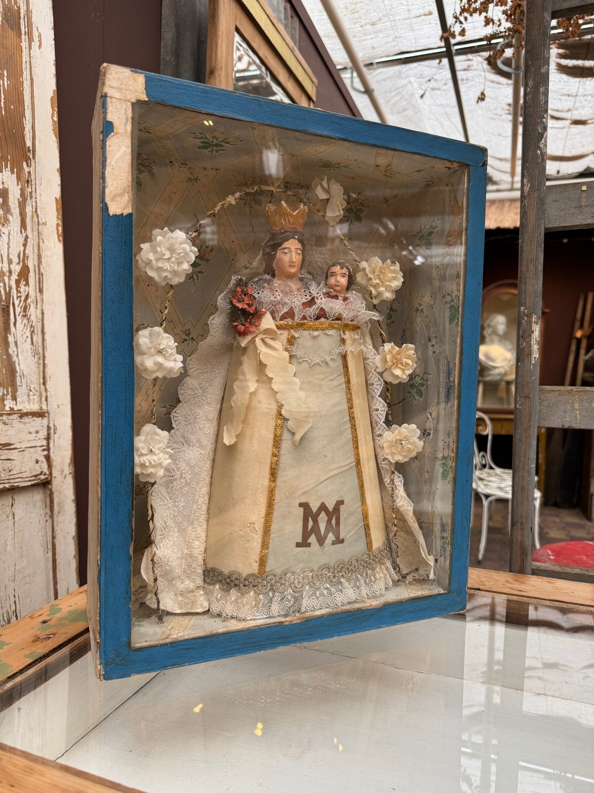 Antieke Franse Vitrine met Maria en kindje Jezus, Ophalen