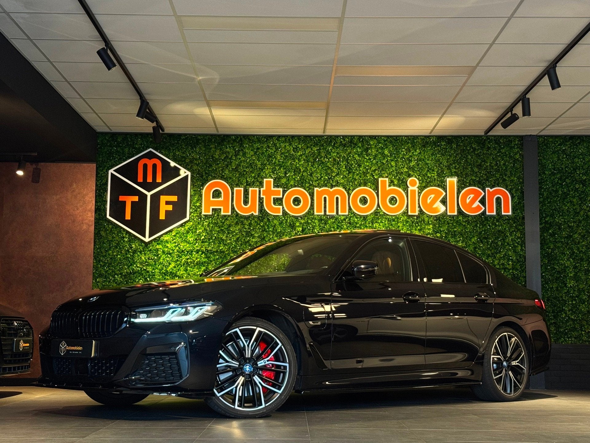 BMW 5-serie 545e xDrive 394 PK M COMPETITON SPORT|360CAM|H/K, Automaat, Gebruikt, 394 pk, Vierwielaandrijving