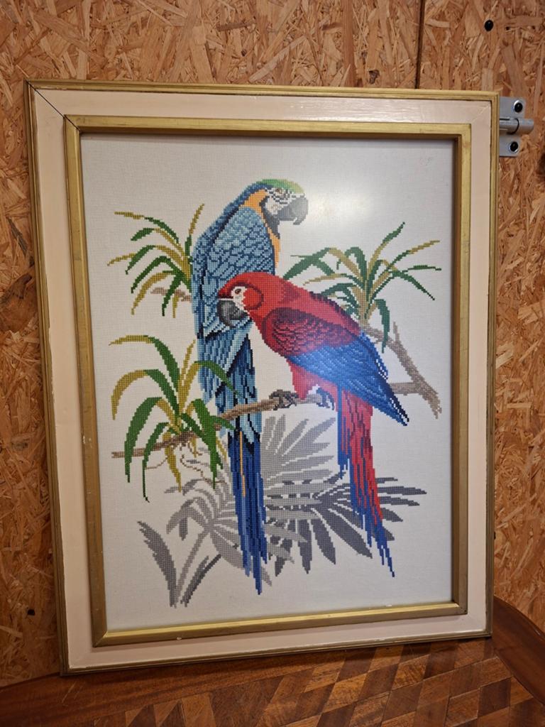 Geborduurd oud schilderij papegaaien met oude lijst, Gebruikt, Ophalen of Verzenden, Nvt, Nvt