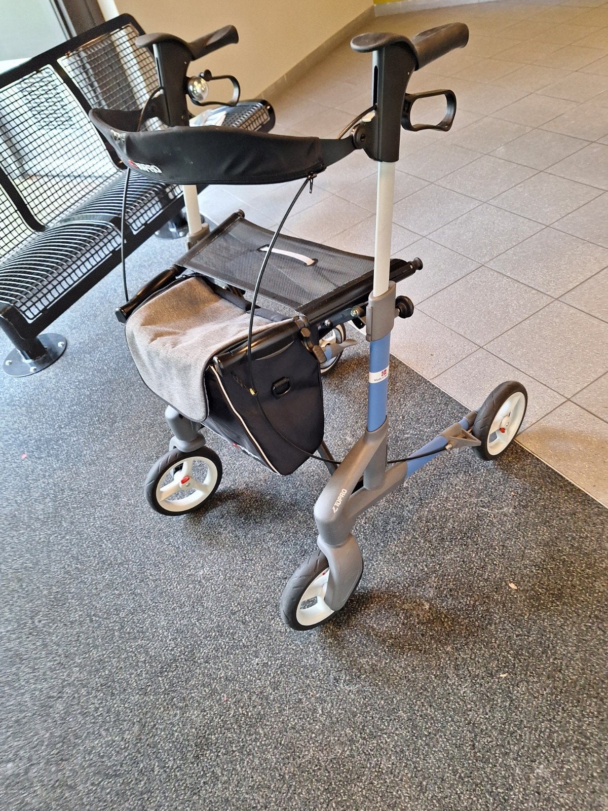 Foto 19 van Rollator lichtgewicht aluminium lees beschrijving nieuwstaat