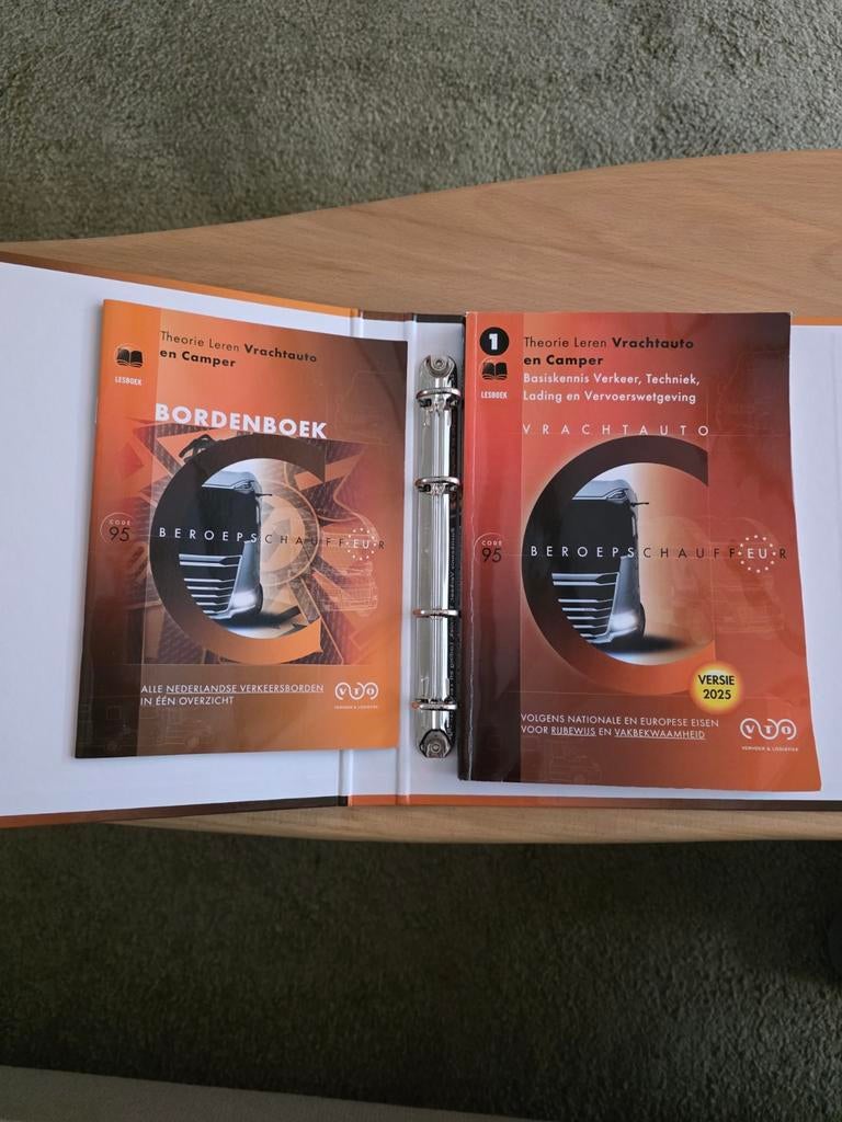 C1/C lesboek Module 1 en verkeersbordenboek 2025, Ophalen of Verzenden, Gelezen