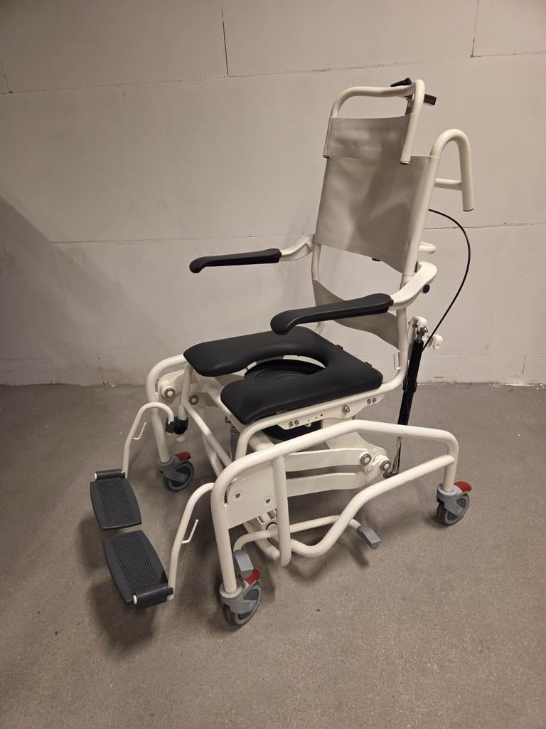 Handicare postoel / douchestoel hoog/laag- en kantelfunctie, Ophalen