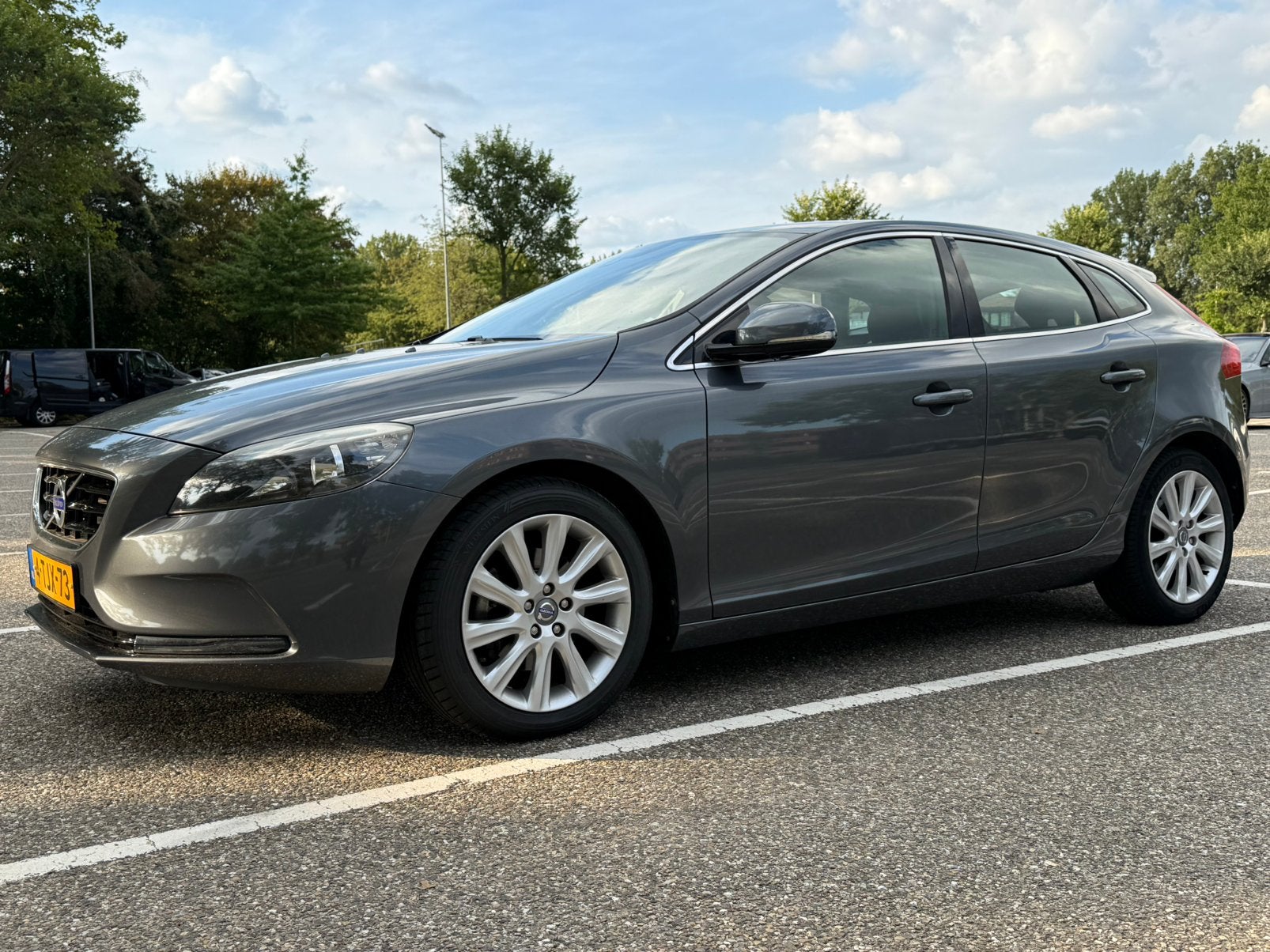 Volvo V40 T3 Momentum met lage km stand!!, Voorwielaandrijving, Zwart, 4 cilinders, Leder en Stof
