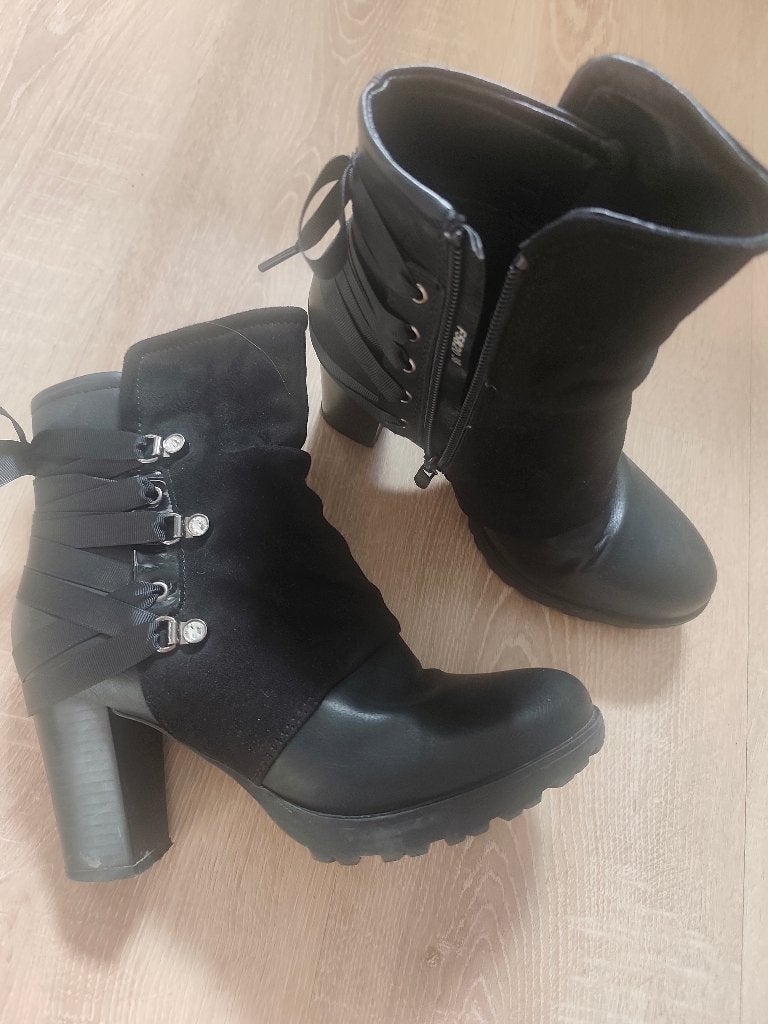 Stylish Black Ankle Boots with Ribbon Bow Detail - Size 38, Zwart, Ophalen of Verzenden, Onbekend, Schoenen met hoge hakken