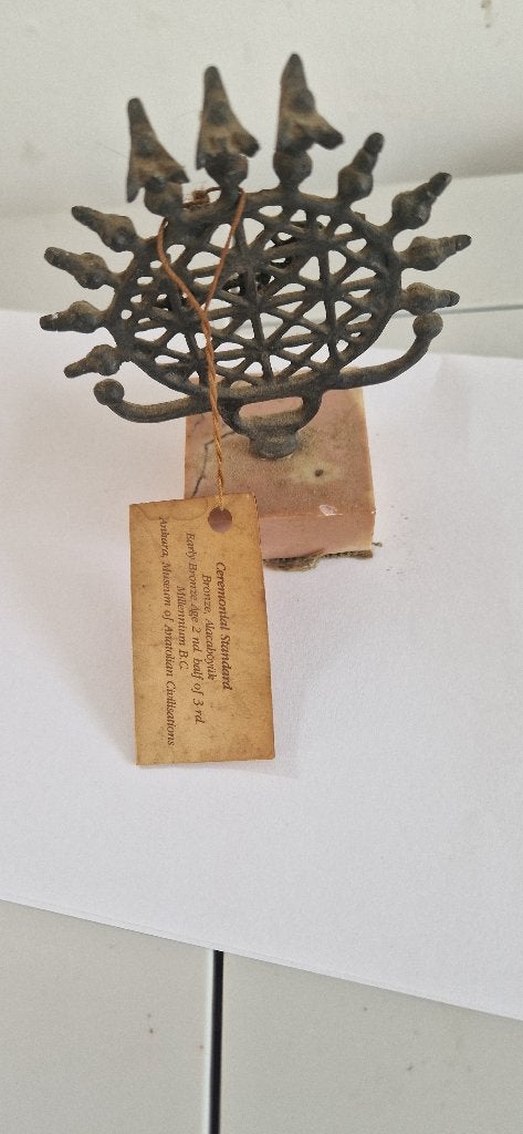 Bronzen Anatolische Ceremoniële Standaard op Marmeren Voet, Antiek en Kunst, Ophalen of Verzenden, Brons