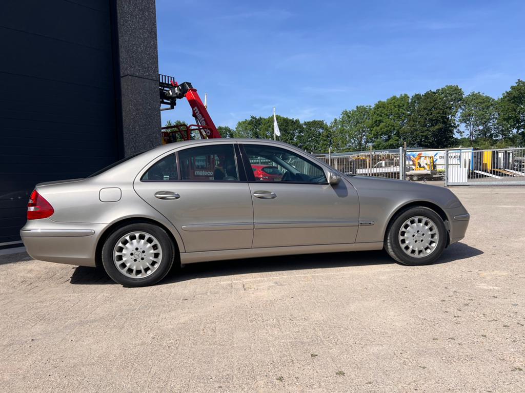 Mercedes-Benz E-Klasse 2.6 E240 Sedan Elégance LPG G3 NAP!!, Auto's, Mercedes-Benz, Automaat, Achterwielaandrijving, Zwart, 2597 cc