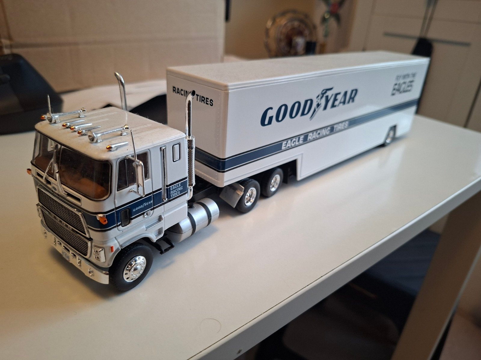ixo Ford vrachtwagen met aanhanger  goodyear., Hobby en Vrije tijd, Ophalen, Bus of Vrachtwagen, Overige merken