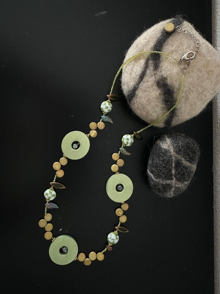 Ketting van verschillende materialen, Sieraden, Tassen en Uiterlijk, Kettingen, Ophalen of Verzenden, Zo goed als nieuw, Groen