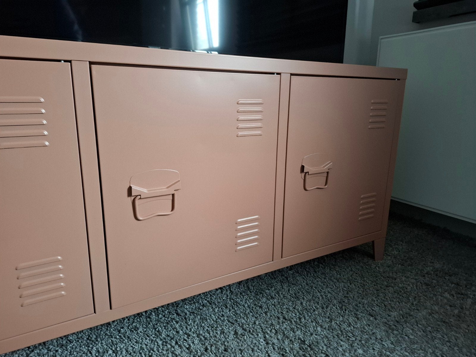 Metalen lockerkast oud-roze tv-meubel van SKLUM, Huis en Inrichting, Kasten | Televisiemeubels, Ophalen, 100 tot 150 cm, Industrieel, Modern