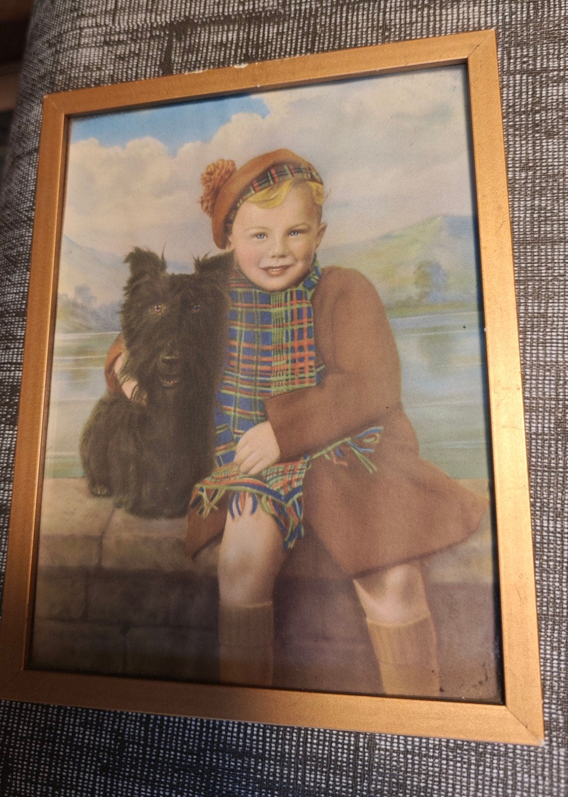 Vintage ingelijste prent Schots jongetje met Schotse Terriër, Ophalen of Verzenden, Voor 1940, Gebruikt