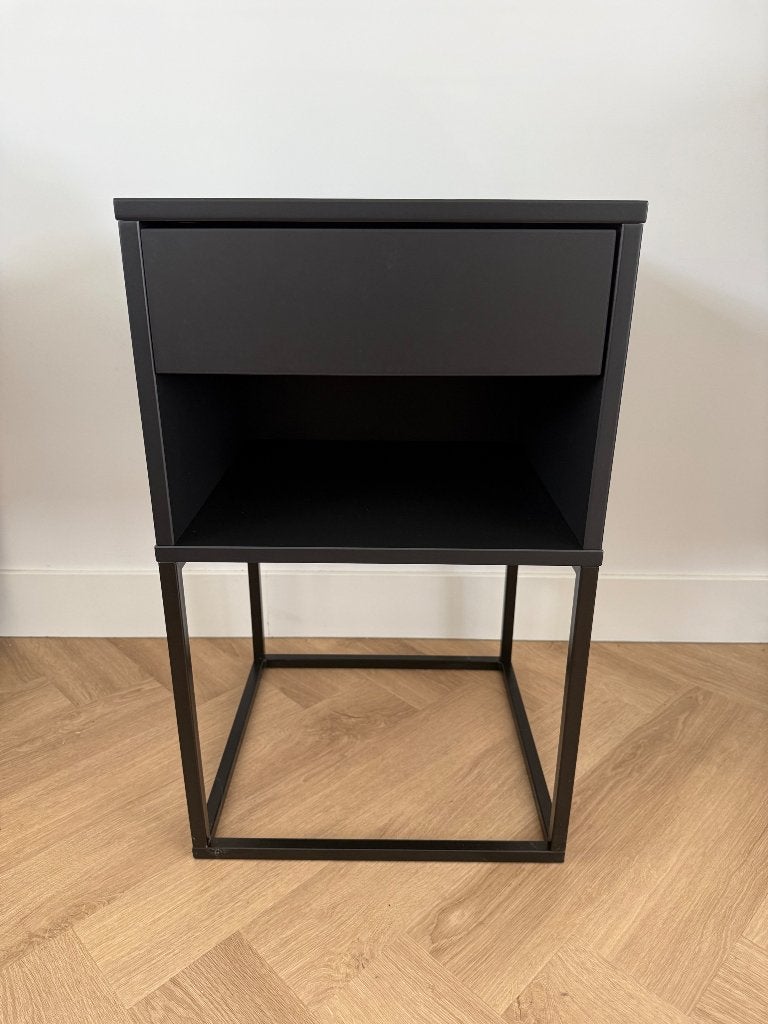 Nachtkastje zwart - VIKHAMMER IKEA, Ophalen, Overige materialen, Minder dan 45 cm, Zo goed als nieuw
