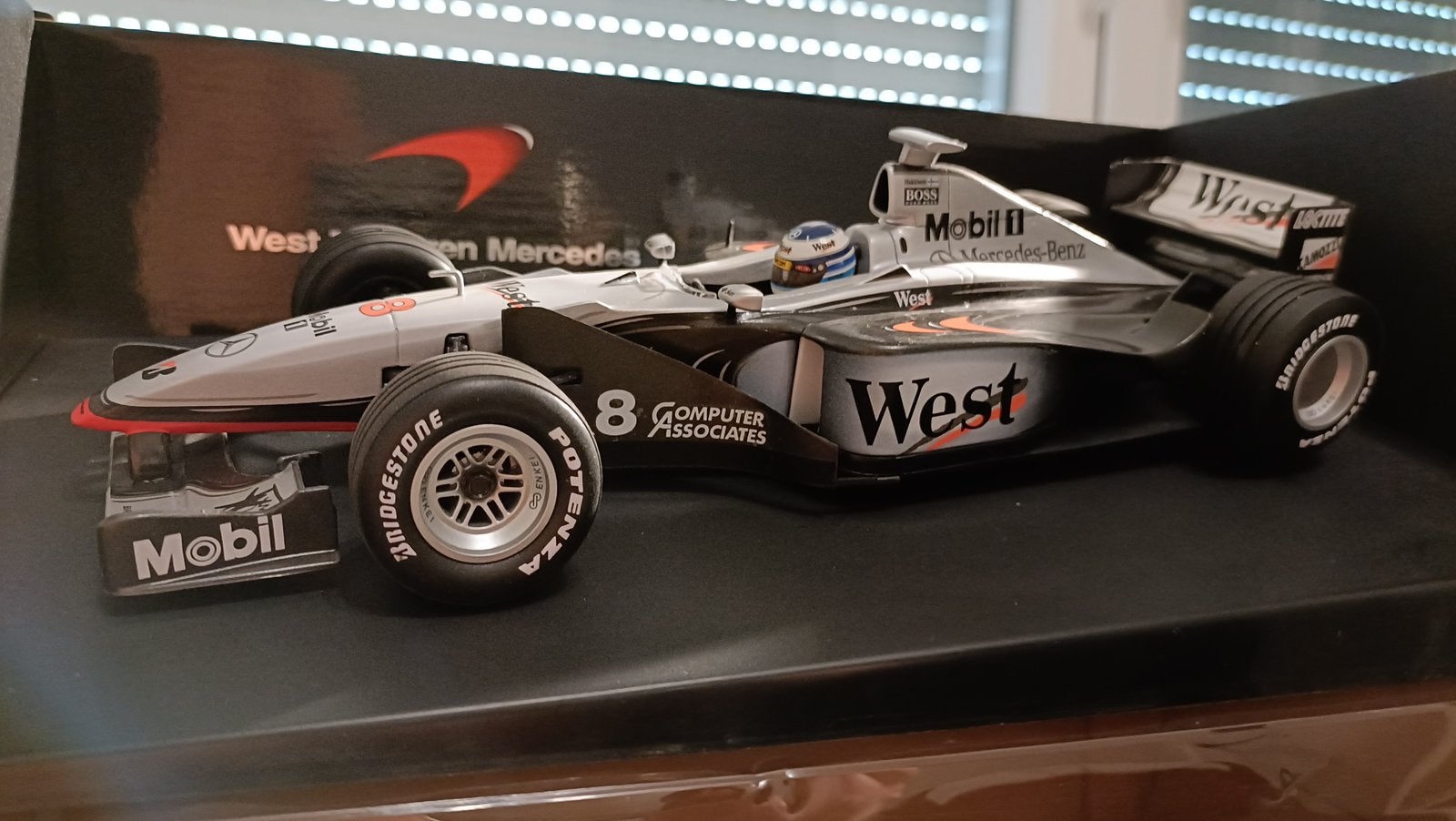 West McLaren Mercedes MP4-13 Mika Hakkinen 1:18, Ophalen of Verzenden, Zo goed als nieuw, Auto's