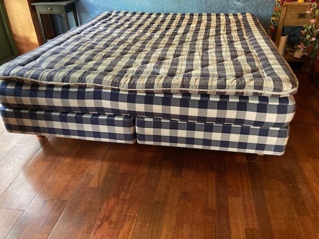 Hastens boxspring wegens emigreren. Matras één geheel., Huis en Inrichting, Ophalen, 210 cm, Tweepersoons, Zo goed als nieuw