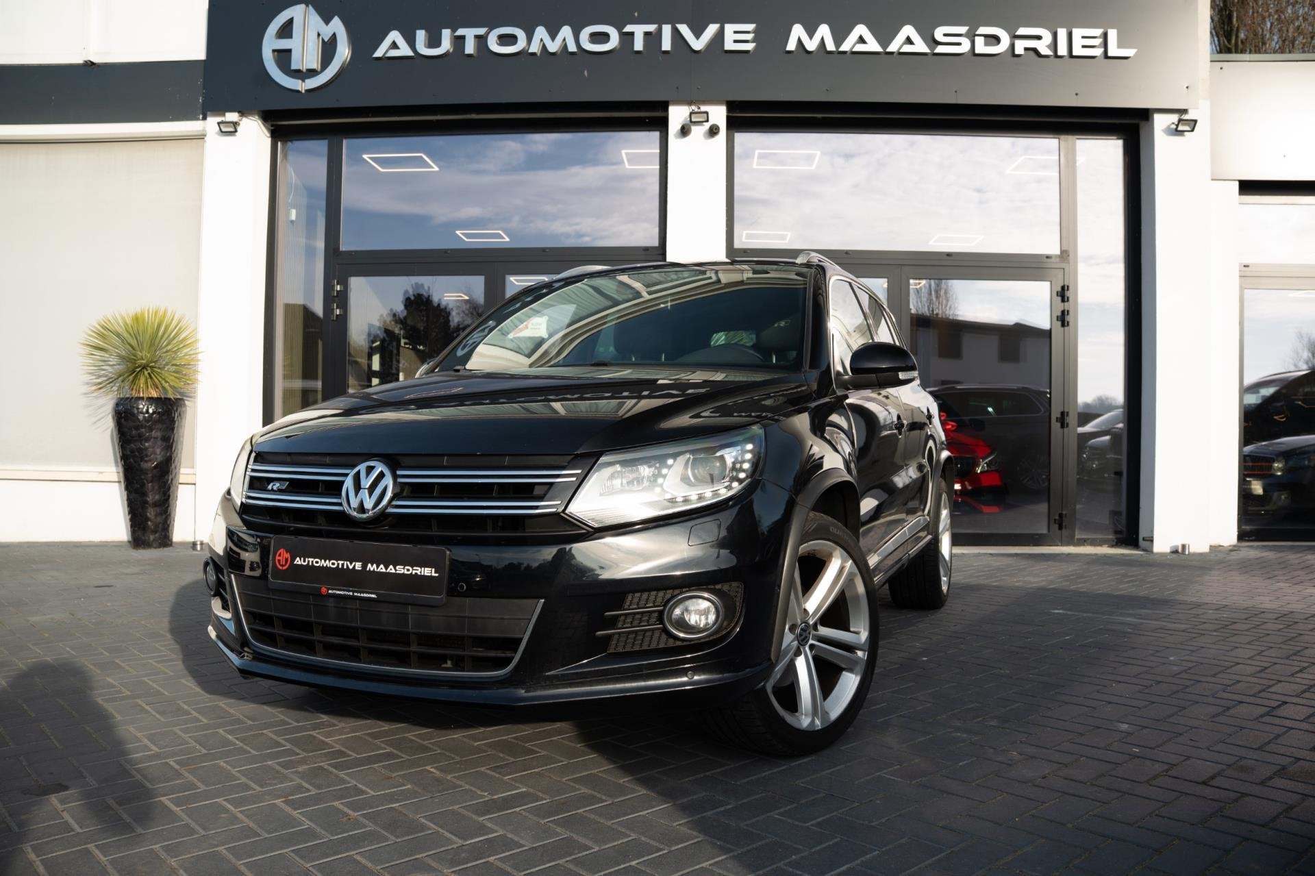 Volkswagen Tiguan 2.0 TSI Sport&Style 4Motion|R-Line|DSG|Xen, Automaat, Gebruikt, Zwart, 4 cilinders
