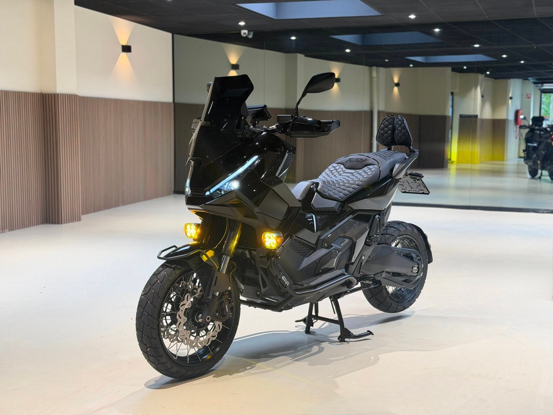 Honda X-ADV 750 NC |Akrapovic|Apple carplay|ABS|Cruise|Led|F, Scooter, Meer dan 35 kW, Automaat, Toranomon Alcea Tower. 2-2-3 Toranomon
105-8404  Minato-ku. Tokio, JP
