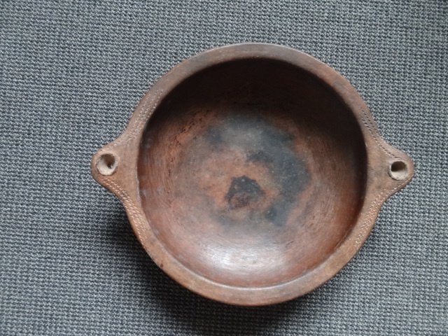 Grote Berber schaal,ongeglazuurd aardewerk met mooie details, Antiek en Kunst, Kunst | Niet-Westerse kunst, Steen/keramiek, Bruin