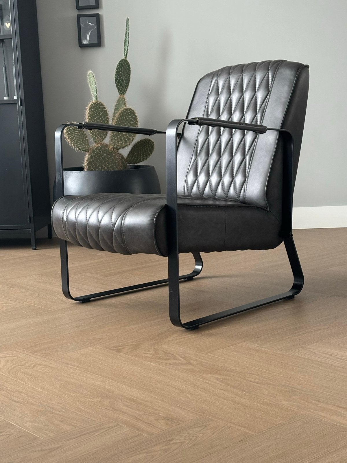 Comfortabele fauteuil met lichte gebruikerssporen, Ophalen, Zo goed als nieuw, 50 tot 75 cm, Leer