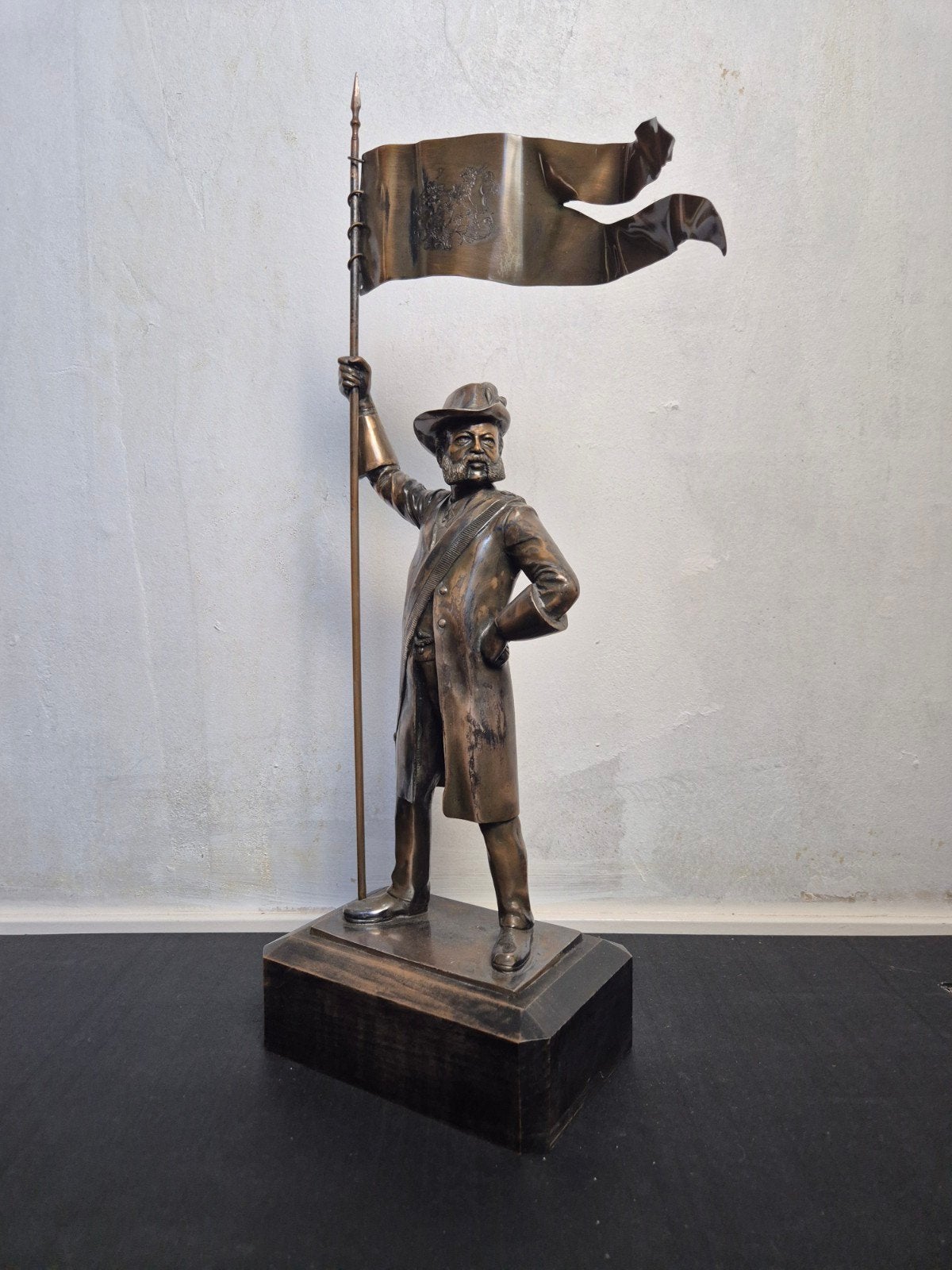 Bronze beeld man met vlag, Ophalen of Verzenden