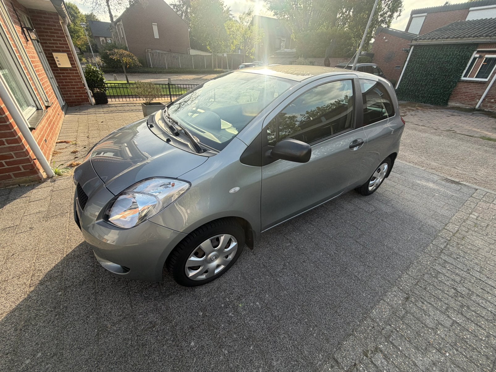 Toyota Yaris 1.0 12V Vvt-i 3DR Terra 2006 Grijs, Auto's, Voorwielaandrijving, 527 kg, 40 €/maand, 750 kg
