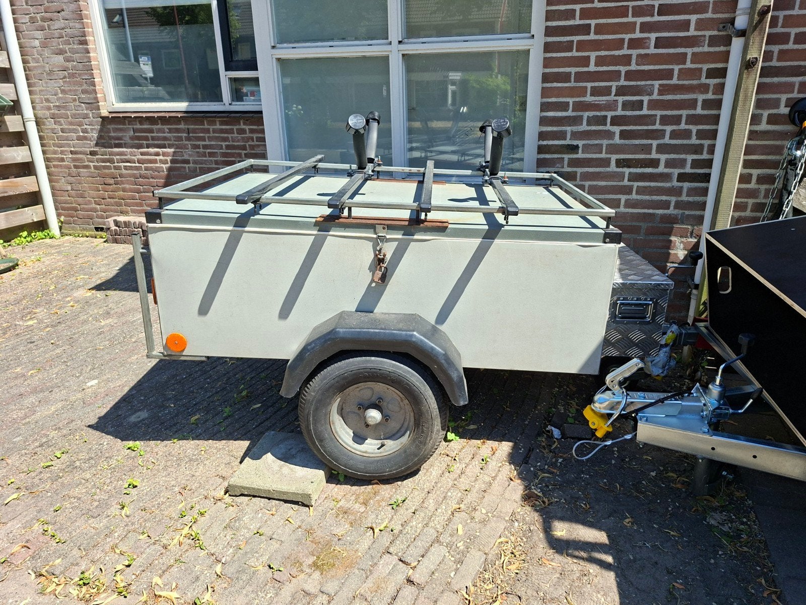 Dichte aanhanger bagagewagen plus 3 fietsendragers, Ophalen