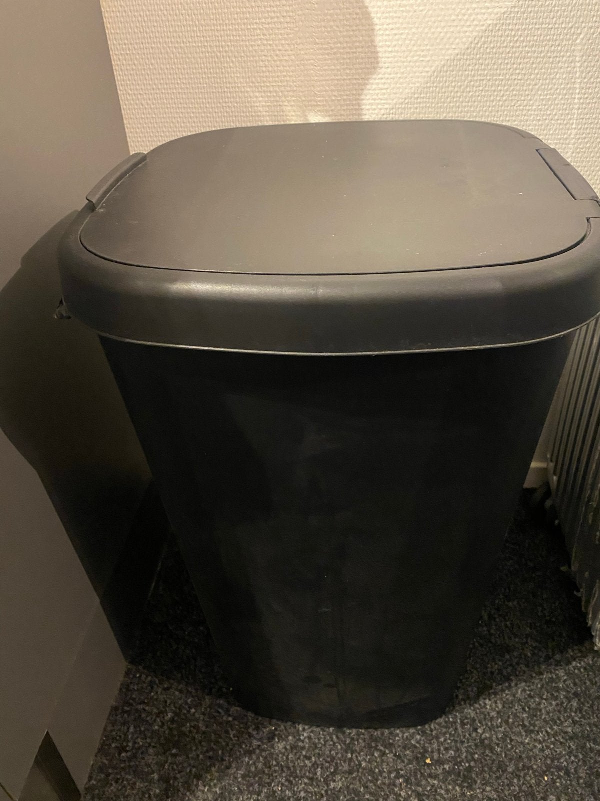 Large trash can/Grote zwarte afvalemmer met deksel, Kunststof, Gebruikt, Ophalen of Verzenden, 5 – 50