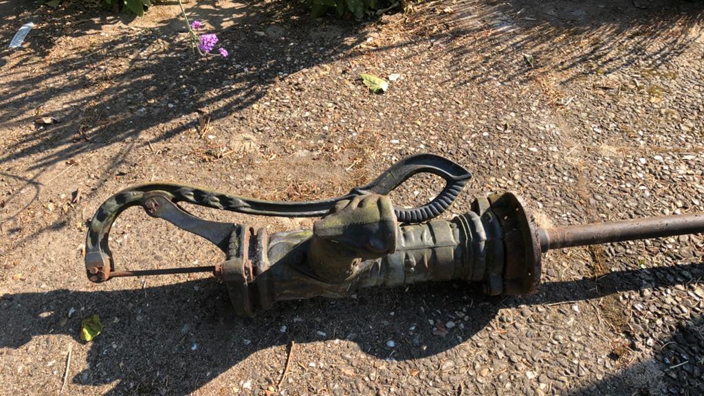 Oude gietijzeren waterpomp voor op een wijnvat waterton, Ophalen, Gebruikt, Handmatig, Regentonpomp
