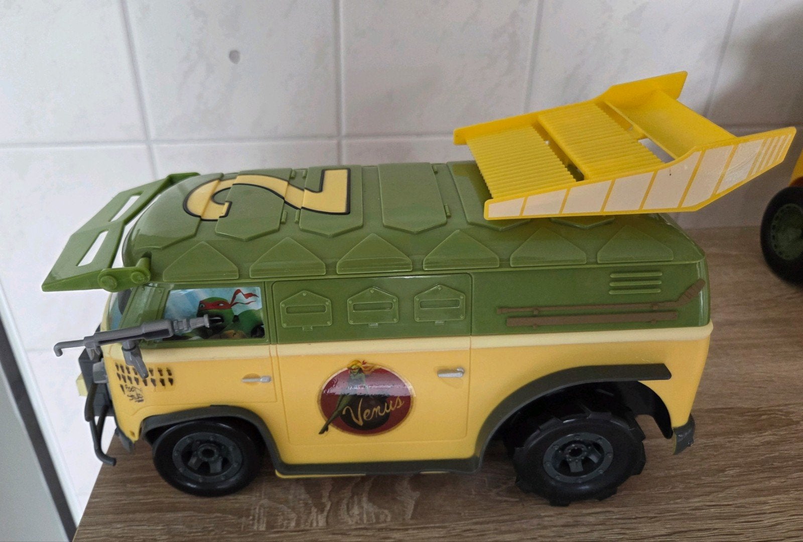 Teenage Mutant Ninja Turtles bus (bestuurbaar op batterijen), Ophalen