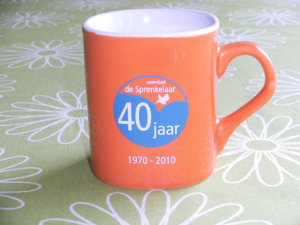 Mok 40 jaar zwembad de Sprenkelaar Apeldoorn - 1970-2010, Ophalen of Verzenden, Zo goed als nieuw