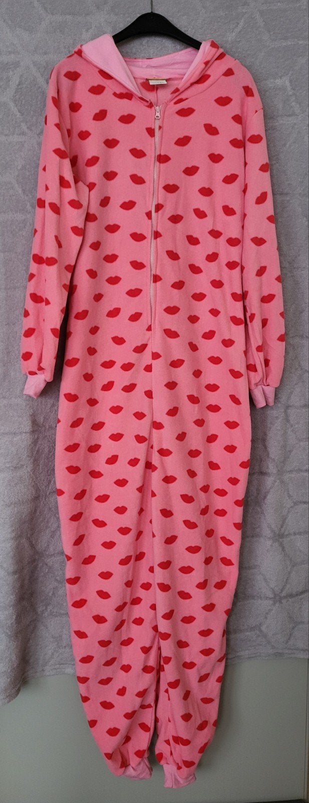 Roze Onesie met Lippenprint - Maat XL, Maat 38/40 (M), Verzenden, By Little Diva, Nieuw