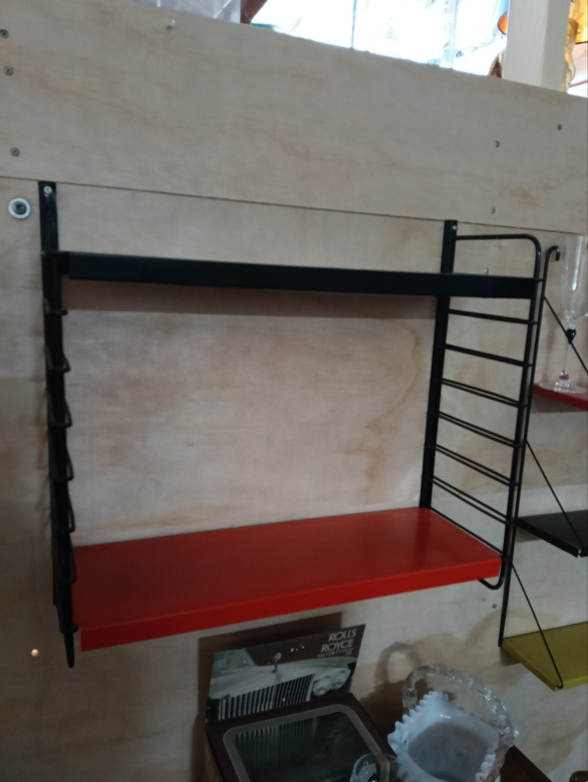 Vintage Tomado wandrek met rode en zwarte planken, Niet van toepassing, vintage product, Gebruikt, Ophalen of Verzenden, Niet van toepassing, vintage product