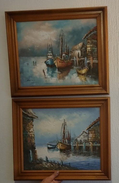 2 Maritieme Schilderijen: Haven met Boten en Huizen, Antiek en Kunst, Ophalen, Maritiem / water, Ingelijst, Doek