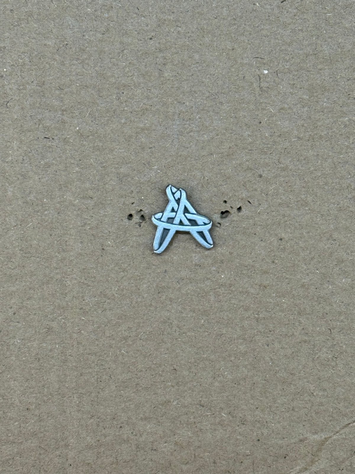 Arriva logo pin - Uniek verzamelobject, Verzamelen, Spoorwegen en Tramwegen, Ophalen of Verzenden, Zo goed als nieuw