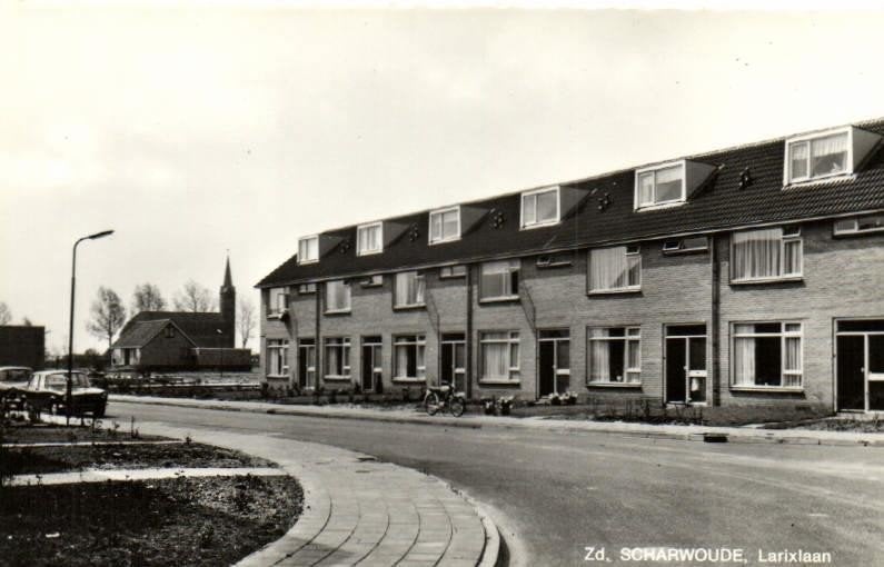 Zd. Scharwoude, Larixlaan - auto bromfiets kerk - ongelopen, Verzamelen, Ansichtkaarten | Nederland, Ophalen of Verzenden, 1960 tot 1980